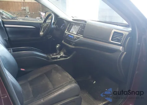 2018 Toyota Highlander Xle z USA, uszkodzony, nr VIN 5TDJZRFH1JS848270